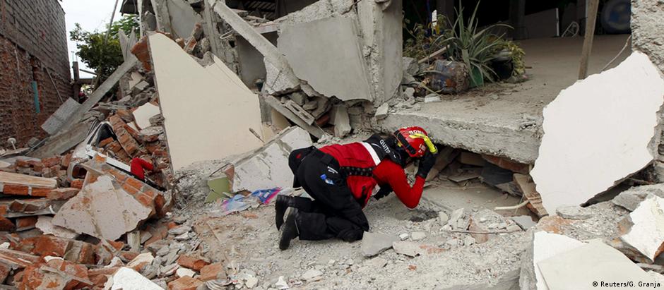 Bombeiros buscam vítimas no bairro de Tarqui, em Manta, no litoral do Equador