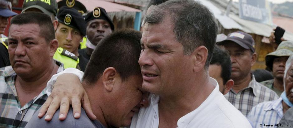 Presidente Rafael Correa abraça um morador da cidade de Canoa