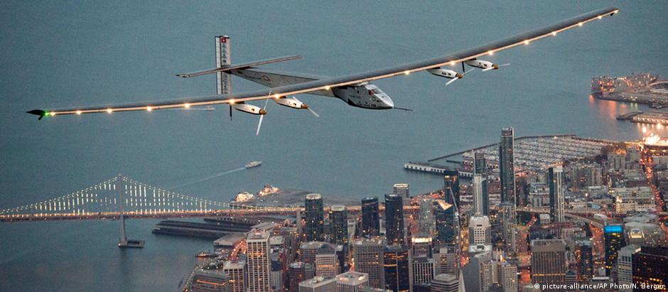 Solar Impulse 2 sobrevoa São Francisco