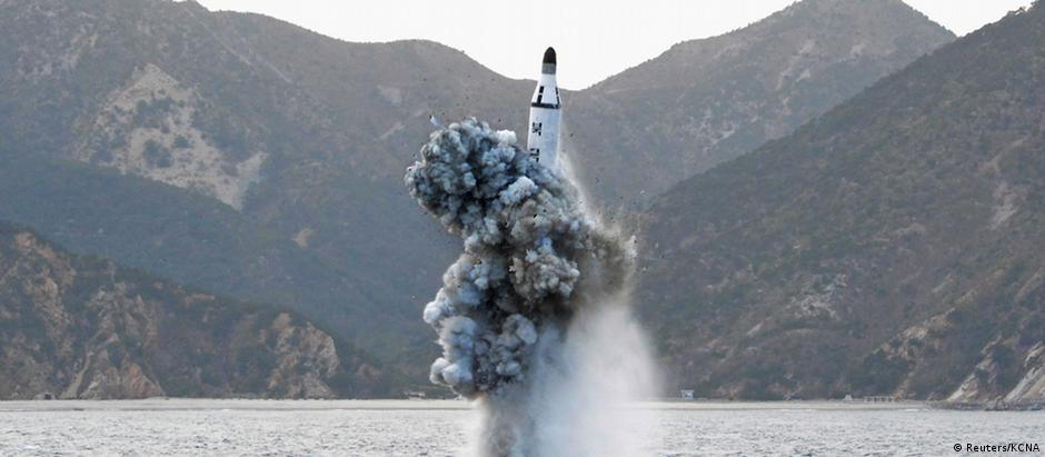 Foto divulgada pela agência oficial norte-coreana KCNA mostraria disparo do míssil