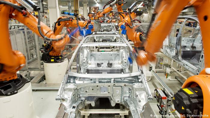 Промышленные роботы Kuka на конвейере завода Volkswagen в Вольфсбурге
