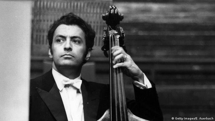 Mehta por volta de 1969, ao lado de seu instrumento, o contrabaixo