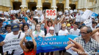 Demonstranten vor der Oper in Hanoi fordern am 1. Mai Aufklärung über das Fischsterben (Foto: Reuters/Kham)