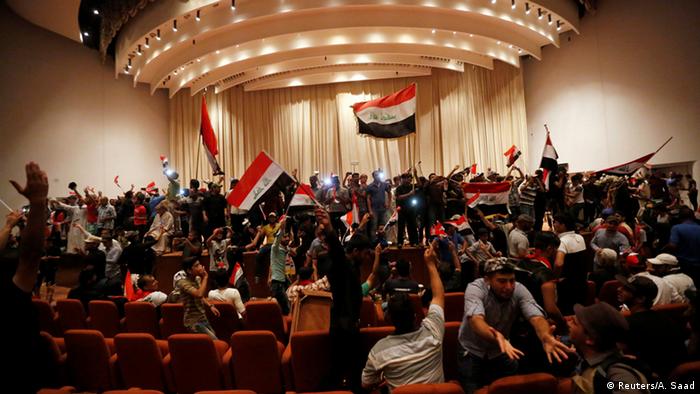 طرفداران مقتدی صدر ساعاتی پارلمان عراق را اشغال کردند
