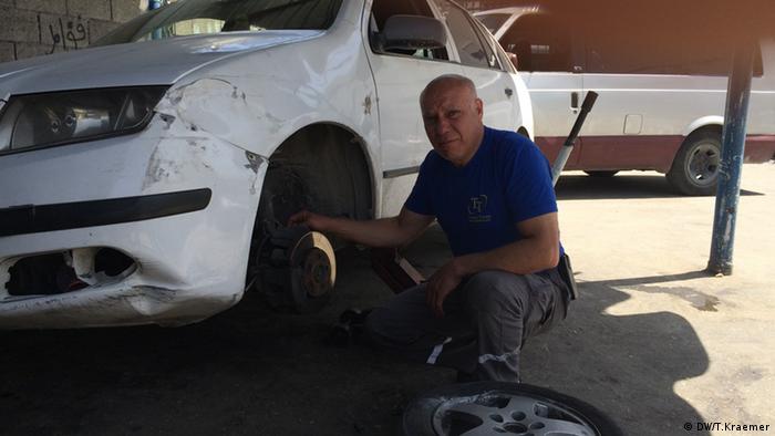 Abu Fuad Der Automechaniker Abu Fuad macht sich Sorgen um die Zukunft 