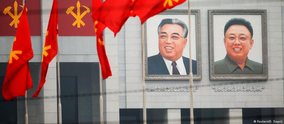 Imagens dos ex-líderes norte-coreanos Kim Il-sung e Kim Jong-il decoram a Casa da Cultura 25 de Abril, em Pyongyang
