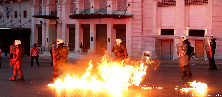 Manifestantes protestaram em Atenas contra reformas das aposentadorias e imposto de renda