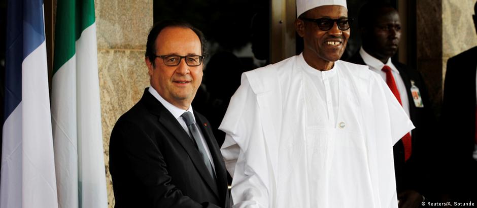 Presidente francês, François Hollande, e anfitrião nigeriano, Muhammadu Buhari, em cúpula em Abuja