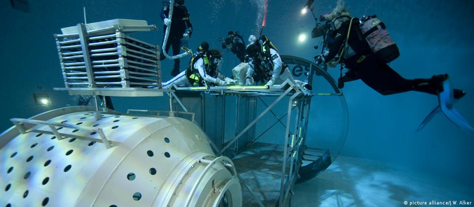 Tanque d'água onde os astronautas praticam em condições semelhantes à gravidade zero
