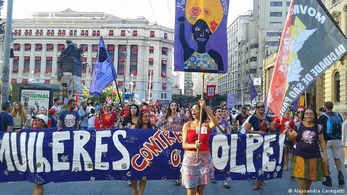 Mulheres brasileiras em manifestação de rua
