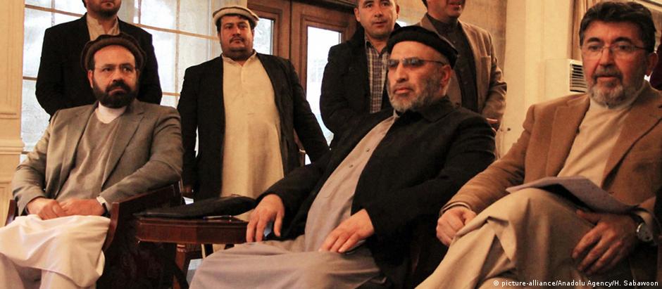 Representantes do Hezb-e-Islami e do Alto Conselho para a Paz do Afeganistão se reúnem para assinatura de pré-acordo