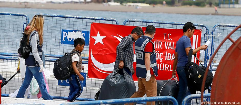 Refugiados sírios chegam da Ilha de Lesbos à cidade turca Izmir