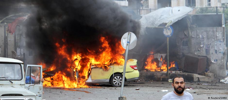 Carro pega fogo após explosão em Tartus