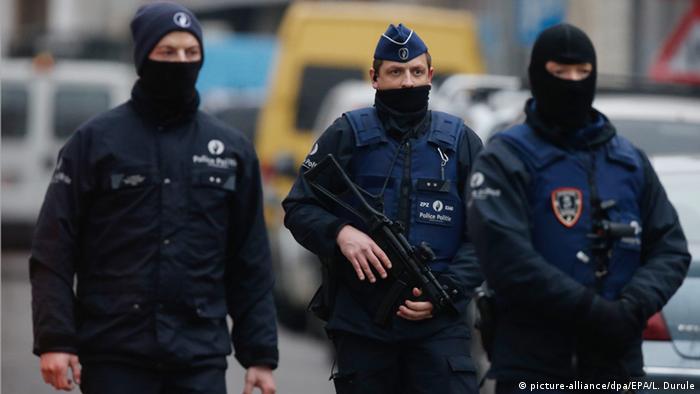 Beglien Polizei bei einem anti-Terror-Einsatz in Brüssel