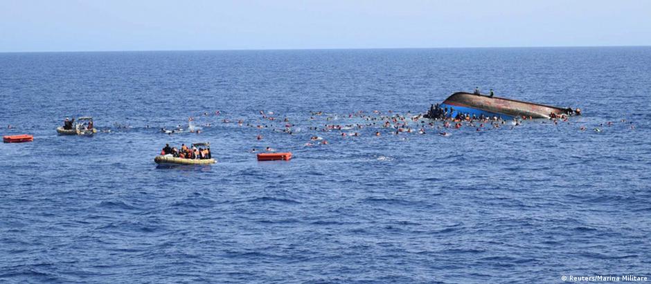 Fotos divulgadas pela Marinha italiana nesta semana mostram o naufrágio de um barco com refugiados