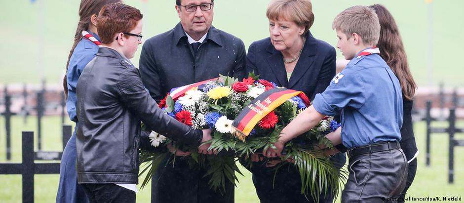 Merkel e Hollande colocaram uma coroa de flores no cemitério militar alemão de Consenvoye