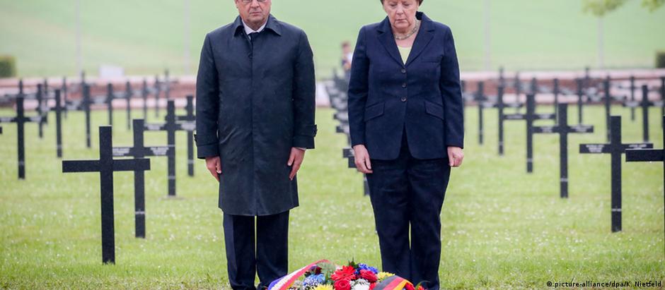 O presidente da França, François Hollande, e a chanceler alemã, Angela Merkel, lembram cem anos de Verdun