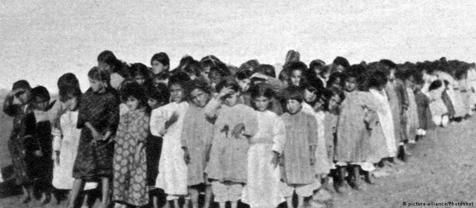 Crianças armênias resgatadas dos turcos em 1915, esperando distribuição de comida