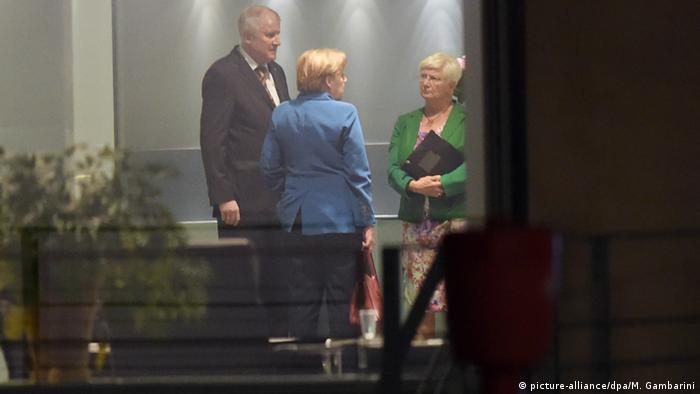Deutschland Berlin Spitzentreffen der Koalition im Kanzleramt - Seehofer, Merkel & Hasselfeldt