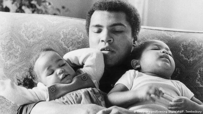 Muhammad Ali 1978 mit seinen Töchtern