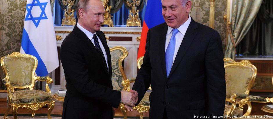 Vladimir Putin (esq.) e Benjamin Netanyahu já se encontraram quatro vezes num só ano