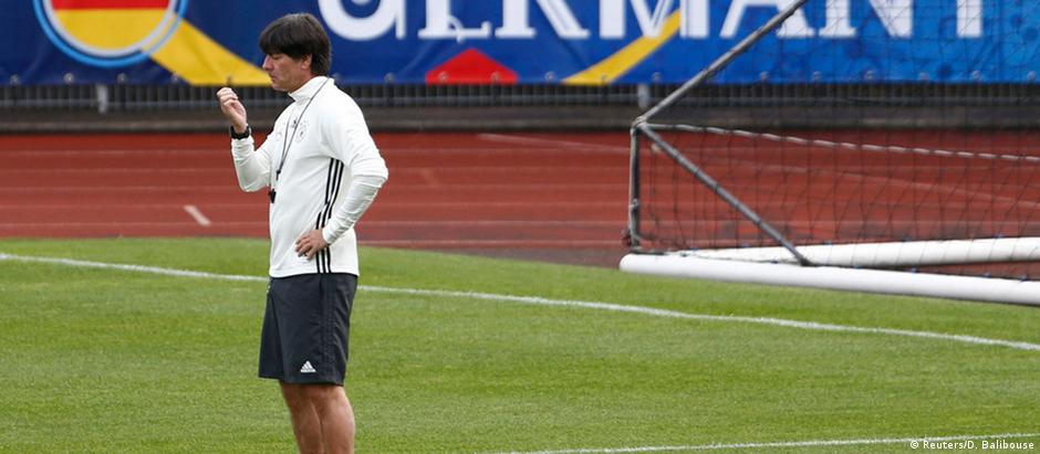 O treinador da Alemanha, Joachim Löw, durante sessão de treinamento preparatório para a Eurocopa 2016