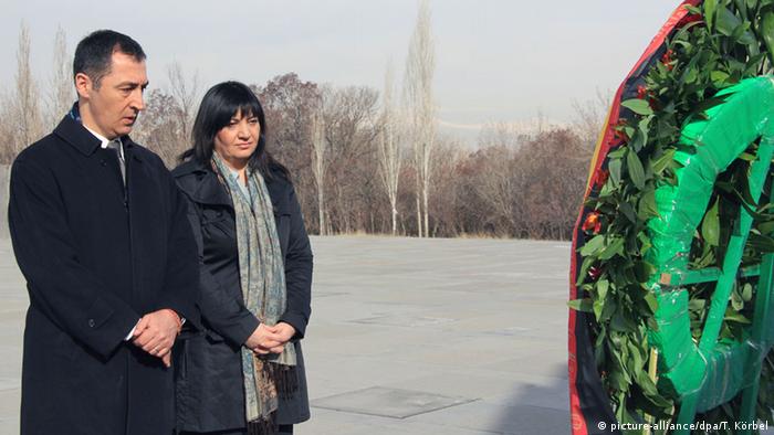 Armenien Cem Özdemir und Ekin Deligöz an dem Völkermord-Mahnmal