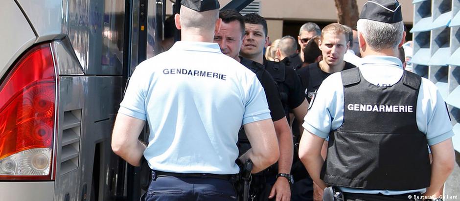 Polícia francesa para ônibus com torcedores russos em Mandelieu, perto de Cannes
