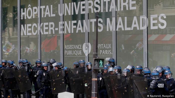 Frankreich Polizisten beim Pariser Protesten vor dem Kinderklinik