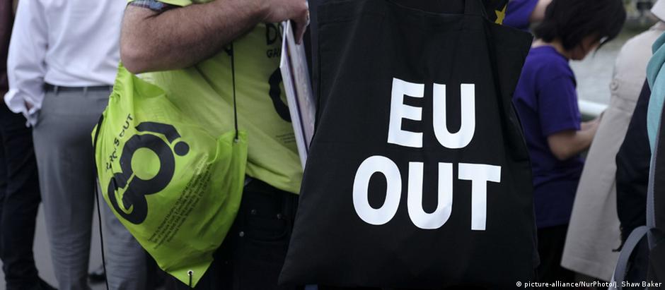 "UE fora": mensagem de protesto em Londres contra a permanência britânica no bloco