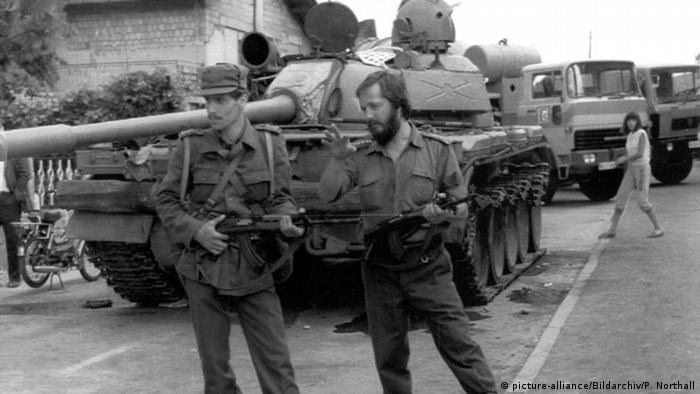 Словенски войници пред пленен югославски танк 