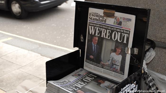 Brexit London Evening Standard mit Überschrift We´re out
