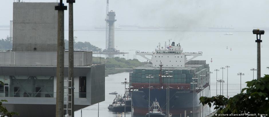 Navio chinês Cosco Shipping Panama foi o primeiro a atravessar o canal ampliado