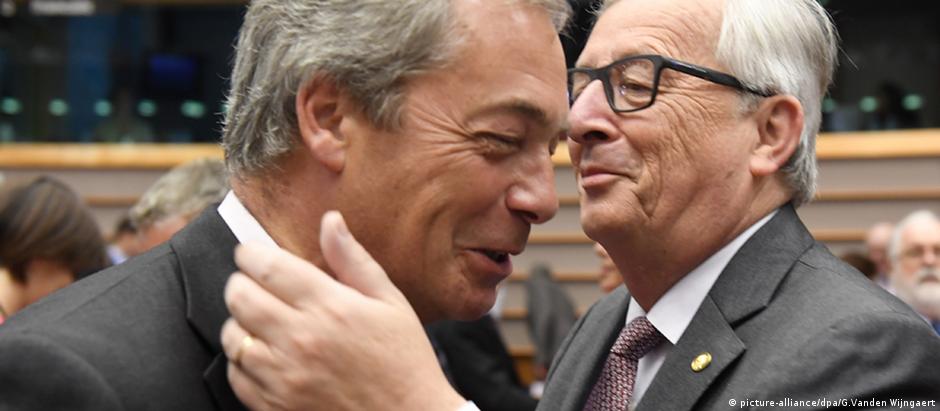 Nigel Farage e Jean-Claude Juncker no Parlamento Europeu, em Bruxelas