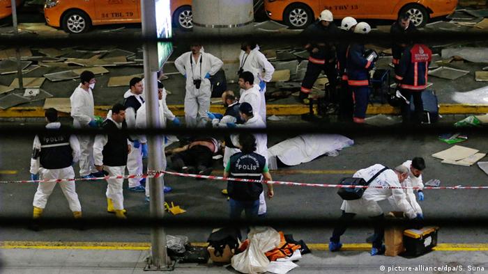 Медики вблизи аэропорта имени Ататюрка после теракта
