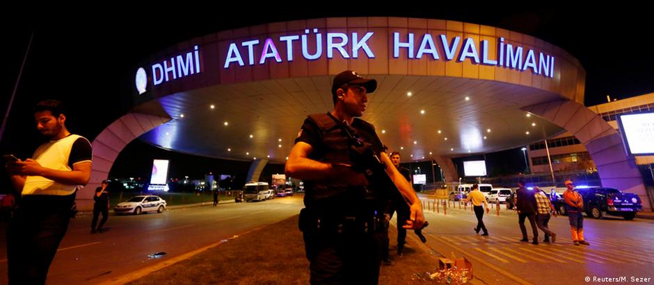 Policial na entrada do aeroporto Atatürk, que foi alvo de triplo atentado suicida