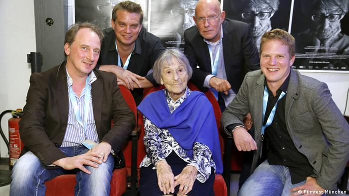 Brunhilde Pomsel no Festival de Cinema de Munique, ladeada pelos diretores de Uma vida alemã