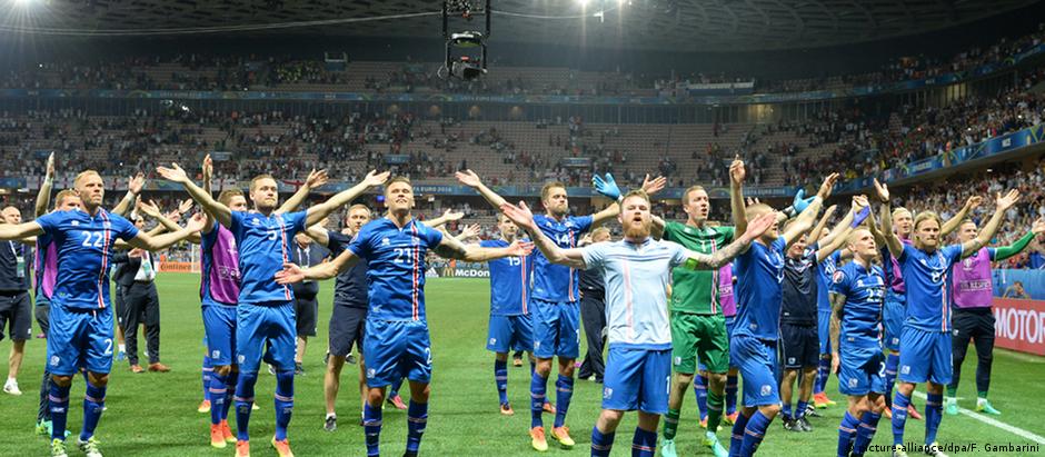 Seleção islandesa após a vitória contra a Inglaterra na Eurocopa