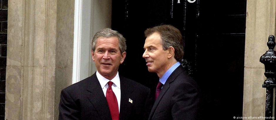 George W. Bush e Tony Blair diante da residência oficial do premiê britânico, em Londres, em 2003