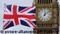 Großbritannien britische Fahne vor dem Big Ben in London