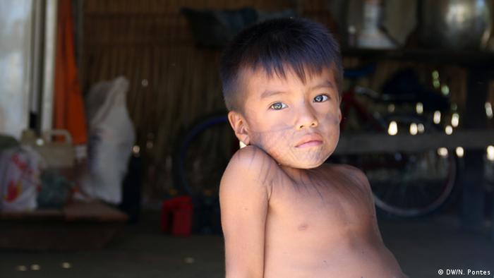 menino indígena da tribo Munduruku 