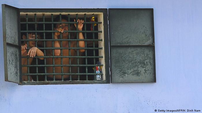 Vietnam Hoang Tien Gefängnis vergittertes Fenster