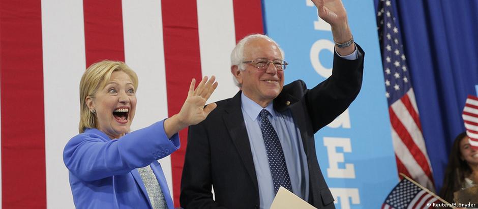 Hillary Clinton e Bernie Sanders em comício no estado de New Hampshire