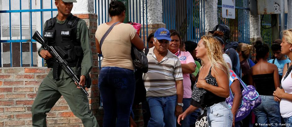 Militares venezuelanos iniciam missão emergencial de abastecimento decretada por Maduro