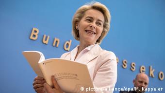 H γερμανίδα υπουργός Άμυνας Ούρσουλα φον ντερ Λάιεν παρουσιάζει τη νέα Λευκή Βίβλο