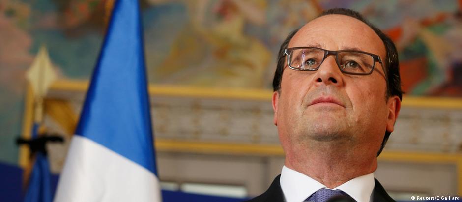 Presidente francês, François Hollande, sob forte pressão após massacre