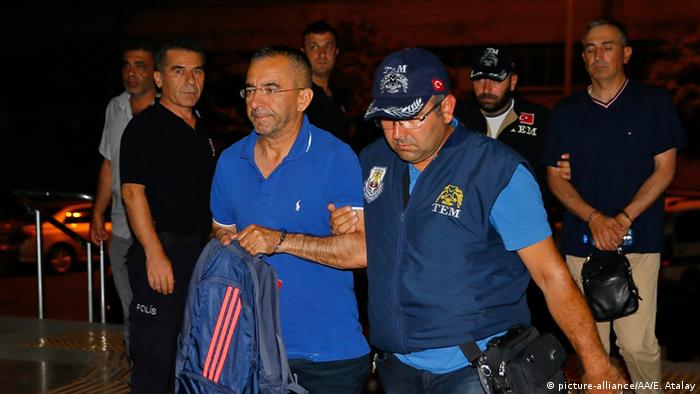 Türkei Izmir Verhaftungen nach Putschversuch Memduh Hakbilen