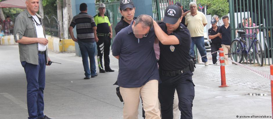 Militares são detidos na cidade turca de Mersin, acusados de envolvimento na tentativa de golpe