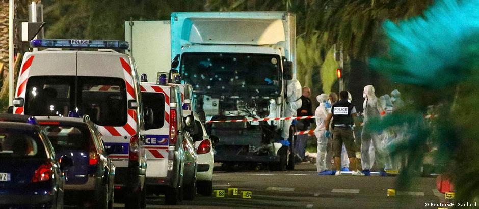 Caminhão de 19 toneladas foi usado no ataque na famosa Promenade des Anglais
