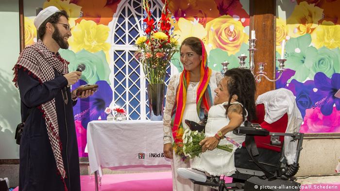 Zahed Blessing a lesbian couple (Photo: Roger Schederin | picture-alliance/dpa)